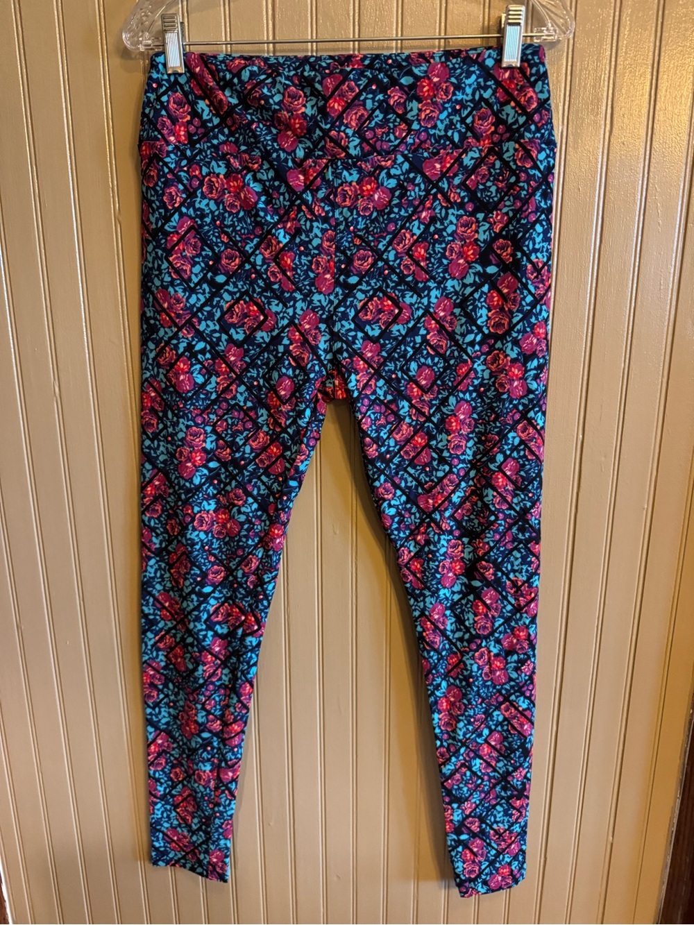 New LuLaRoe red roses & Teal Floral Leggings tall & curvy